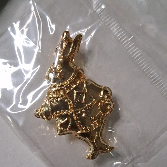 Gold Rabbit Brooch - Picture 6 of 7